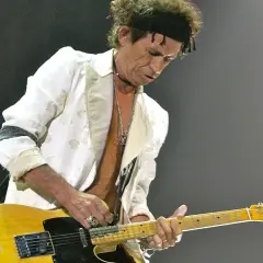 Keith Richards con la sua iconica Telecaster, un'anima rock che suona la leggenda.