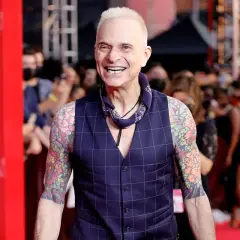 David Lee Roth, sorridente e tatuato, sul red carpet. Nonostante le voci sulla sua salute, appare in forma.