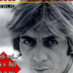 Primo piano di Riki Maiocchi, con testo "Il Meglio". La sua espressione intensa evoca il mistero sulla riki maiocchi causa morte.