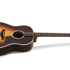 Chitarra acustica Taylor con finitura sunburst e corpo scuro. Le opinioni su queste chitarre sono sempre positive.