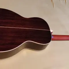 Chitarre Richwood: opinioni positive sul body scuro e il manico in mogano di questa acustica.