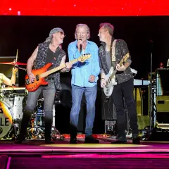 I Deep Purple sul palco, con Ian Gillan al microfono, eseguono le loro iconiche canzoni di "Machine Head".