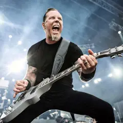 James Hetfield giovane, chitarrista dei Metallica, urla sul palco con la sua chitarra.