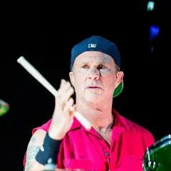 Chad Smith, batterista dei Red Hot Chili Peppers, con bacchette in mano, pronto a colpire la batteria.