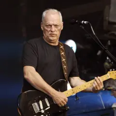 David Gilmour, icona del rock, suona la sua chitarra, un vero patrimonio musicale.