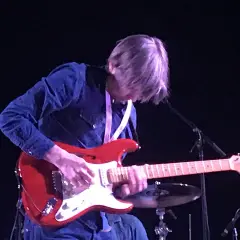 Eric Johnson chitarrista, con la sua chitarra rossa, incanta il pubblico con un assolo.