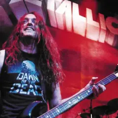 Cliff Burton, bassista dei Metallica, suona sul palco. Un ricordo prima del tragico incidente.