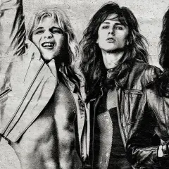 I quattro membri dei Motley Crue anni 80, con look ribelle e pose iconiche, pronti a scatenare il rock.