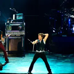 Jon Bon Jovi, chitarrista dei Bon Jovi, sul palco con la band.