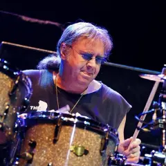 Ian Paice, batterista dei Deep Purple, in azione sul palco, con la sua batteria scintillante.