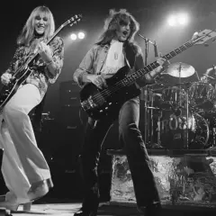 Il gruppo musicale Rush sul palco, con Geddy Lee al basso e Alex Lifeson alla chitarra.