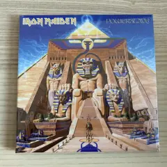 Copertina dell'album "Powerslave" degli Iron Maiden, con un'imponente piramide egizia e statue di faraoni.