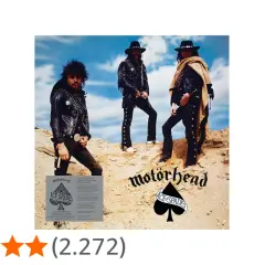 I tre membri dei Motörhead posano in un paesaggio desertico, con il logo "Ace of Spades" in primo piano.