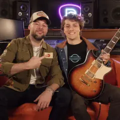 Mancuso chitarrista con un amico in studio, circondati da attrezzature musicali.