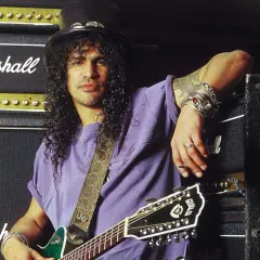 Slash, icona rock degli anni 90, con la sua chitarra e gli amplificatori Marshall.