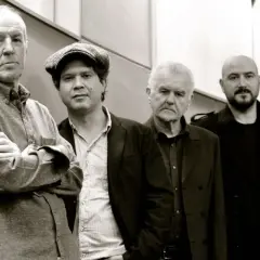 I membri di The Animals, un gruppo di musicisti con un'aria pensierosa, posano in un ritratto in bianco e nero.