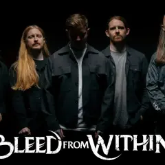Cinque uomini con capelli lunghi e abiti scuri, con il logo "BLEED FROM WITHIN" in primo piano.