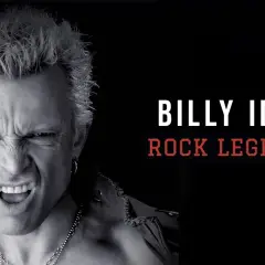 Billy Idol giovane, icona del rock, con espressione grintosa e capelli biondi spettinati.