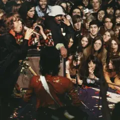 Concerto caotico con Mick Jagger che canta, la folla eccitata e i membri degli Hells Angels che sorvegliano. Un momento che fa "let it bleed".