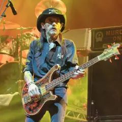 Lemmy Kilmister, icona rock, suona il basso sul palco con il suo inconfondibile cappello.