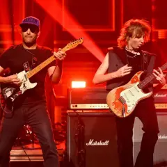 Tom Morello e i Måneskin sul palco, un'esplosione di rock con chitarre e batteria.