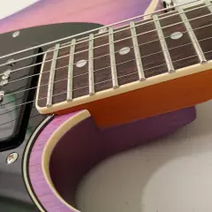 Dettaglio della chitarra Schecter PT Special con finitura sfumata viola e rosa, tastiera in palissandro e pickup nero.