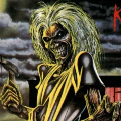Eddie, il killer degli Iron Maiden, brandisce un martello insanguinato sotto una luna minacciosa.