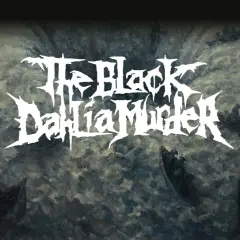 Logo "The Black Dahlia Murder" su sfondo cupo con barche nell'oscurità.