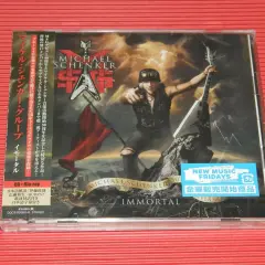 Copertina CD "Immortal" del Michael Schenker Group, con il chitarrista in posa con la sua iconica chitarra.