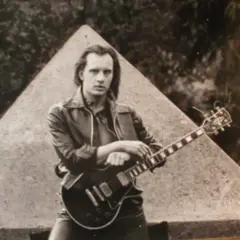 Giovane Richard Benson con la sua chitarra, un'icona rock che non dimenticheremo mai, anche se richard benson morto.