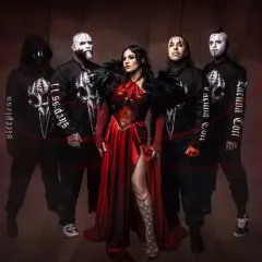I membri dei Lacuna Coil, con la cantante in abito rosso, posano in un'atmosfera dark.
