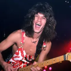Eddie Van Halen, icona rock, suona la sua chitarra con gioia. La sua morte ha lasciato un vuoto incolmabile.