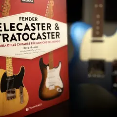 Libro "Fender Telecaster & Stratocaster" con chitarre iconiche. Potrebbe contenere informazioni sul fender serial number mexico.