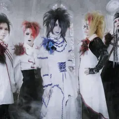 Cinque musicisti con look gotico e capelli colorati, pronti per il loro concerto. Sembrano usciti da un sogno, forse da "moi dix mois".