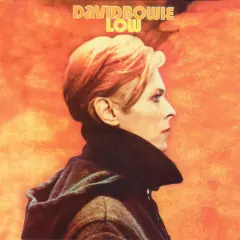 David Bowie in profilo, con sfondo arancione sfumato. L'iconica copertina dell'album "Low" che anticipa le sue canzoni.