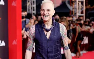 David Lee Roth, sorridente e tatuato, sul red carpet. Nonostante le voci sulla sua salute, appare in forma.