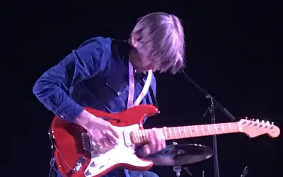 Eric Johnson chitarrista, con la sua chitarra rossa, incanta il pubblico con un assolo.