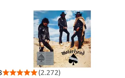 I tre membri dei Motörhead posano in un paesaggio desertico, con il logo "Ace of Spades" in primo piano.