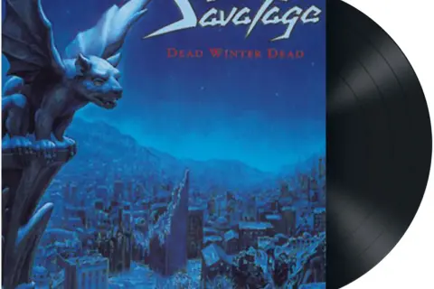 Copertina Savatage "Dead Winter Dead" con un gargoyle su una città innevata e un vinile nero.