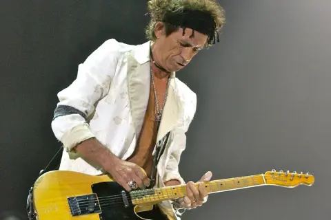 Keith Richards con la sua iconica Telecaster, un'anima rock che suona la leggenda.
