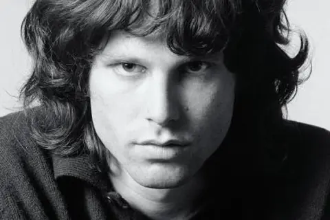 Primo piano di Jim Morrison, icona rock. Nessun riferimento a jim morrison figli.
