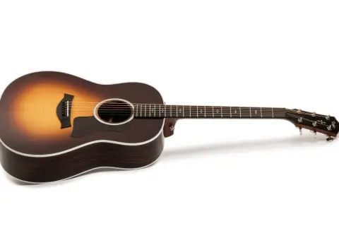 Chitarra acustica Taylor con finitura sunburst e corpo scuro. Le opinioni su queste chitarre sono sempre positive.
