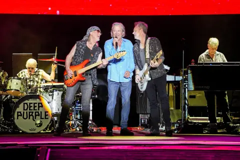 I Deep Purple sul palco, con Ian Gillan al microfono, eseguono le loro iconiche canzoni di "Machine Head".