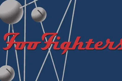 Logo rosso Foo Fighters su sfondo blu scuro, con sfere grigie e linee bianche che ricordano un atomo.