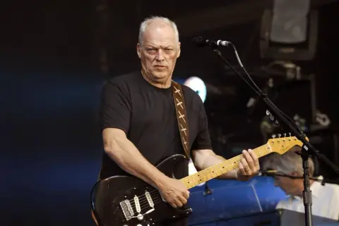 David Gilmour, icona del rock, suona la sua chitarra, un vero patrimonio musicale.
