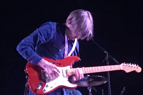 Eric Johnson chitarrista, con la sua chitarra rossa, incanta il pubblico con un assolo.