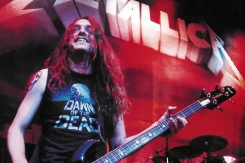 Cliff Burton, bassista dei Metallica, suona sul palco. Un ricordo prima del tragico incidente.