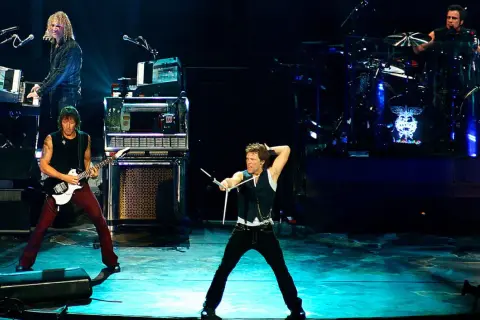 Jon Bon Jovi, chitarrista dei Bon Jovi, sul palco con la band.