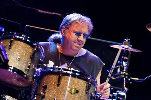 Ian Paice, batterista dei Deep Purple, in azione sul palco, con la sua batteria scintillante.
