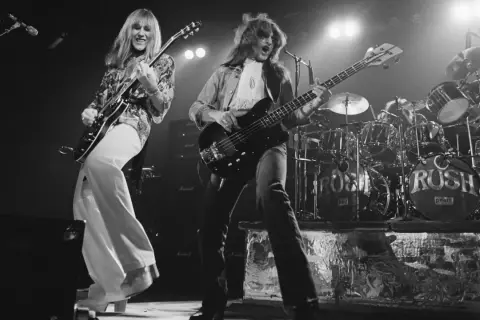 Il gruppo musicale Rush sul palco, con Geddy Lee al basso e Alex Lifeson alla chitarra.